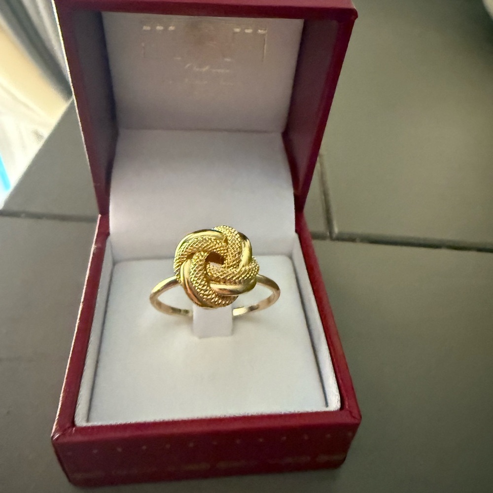 18K Gold Knot Design Ring